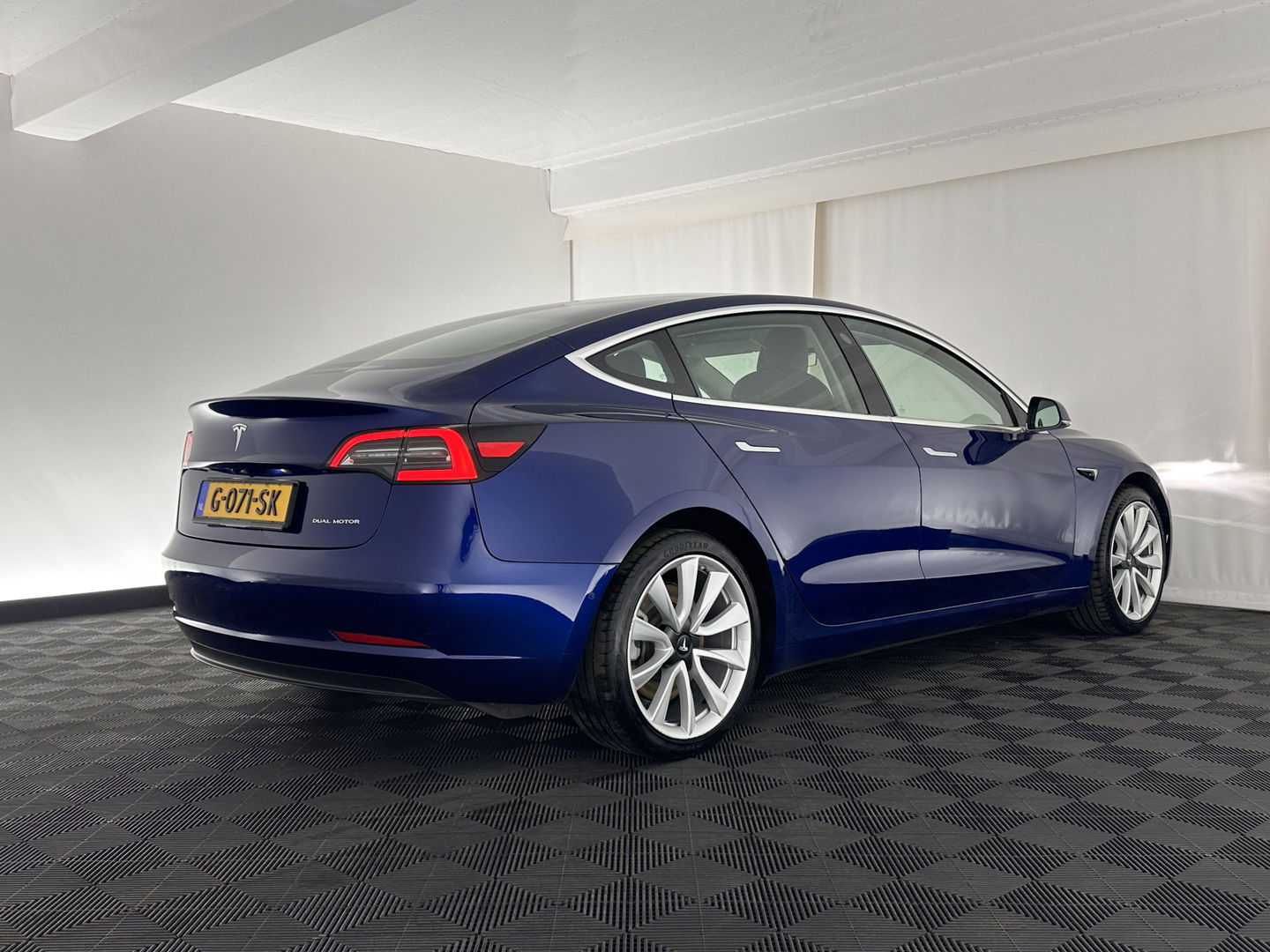 Tesla Model 3 Long Range AWD 75 kWh [ 3-Fase ] (INCL-BTW) Aut. *PANO | AUTO-PILOT | NAPPA-LEATHER | KEYLESS | FULL-LED | MEMORY-PACK | SURROUND-VIEW | DAB | CARPLAY | DIGI-COCKPIT | LANE-ASSIST | COMFORT-SEATS | 19"ALU*