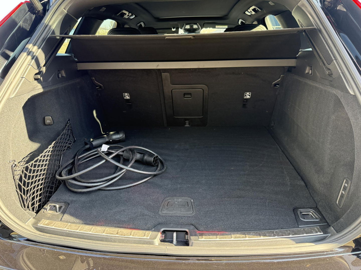 Volvo XC60 2.0 T6 Plug-in hybrid AWD Plus Black Edition luchtvering l 360 rijklaarprijs