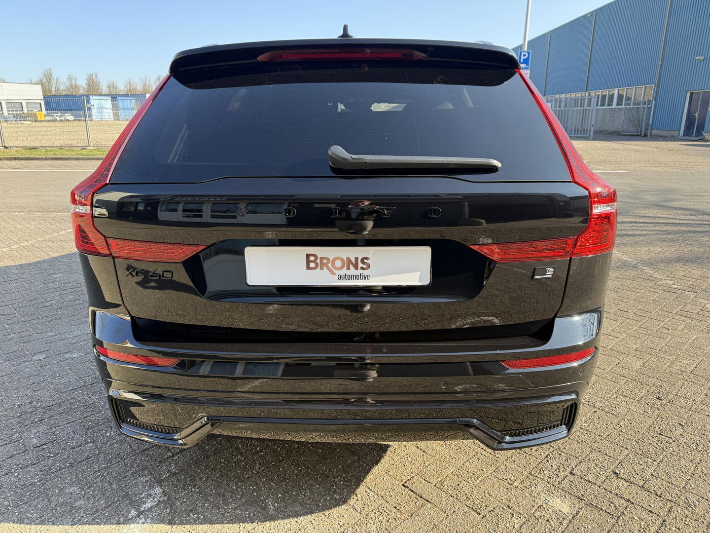 Volvo XC60 2.0 T6 Plug-in hybrid AWD Plus Black Edition luchtvering l 360 rijklaarprijs
