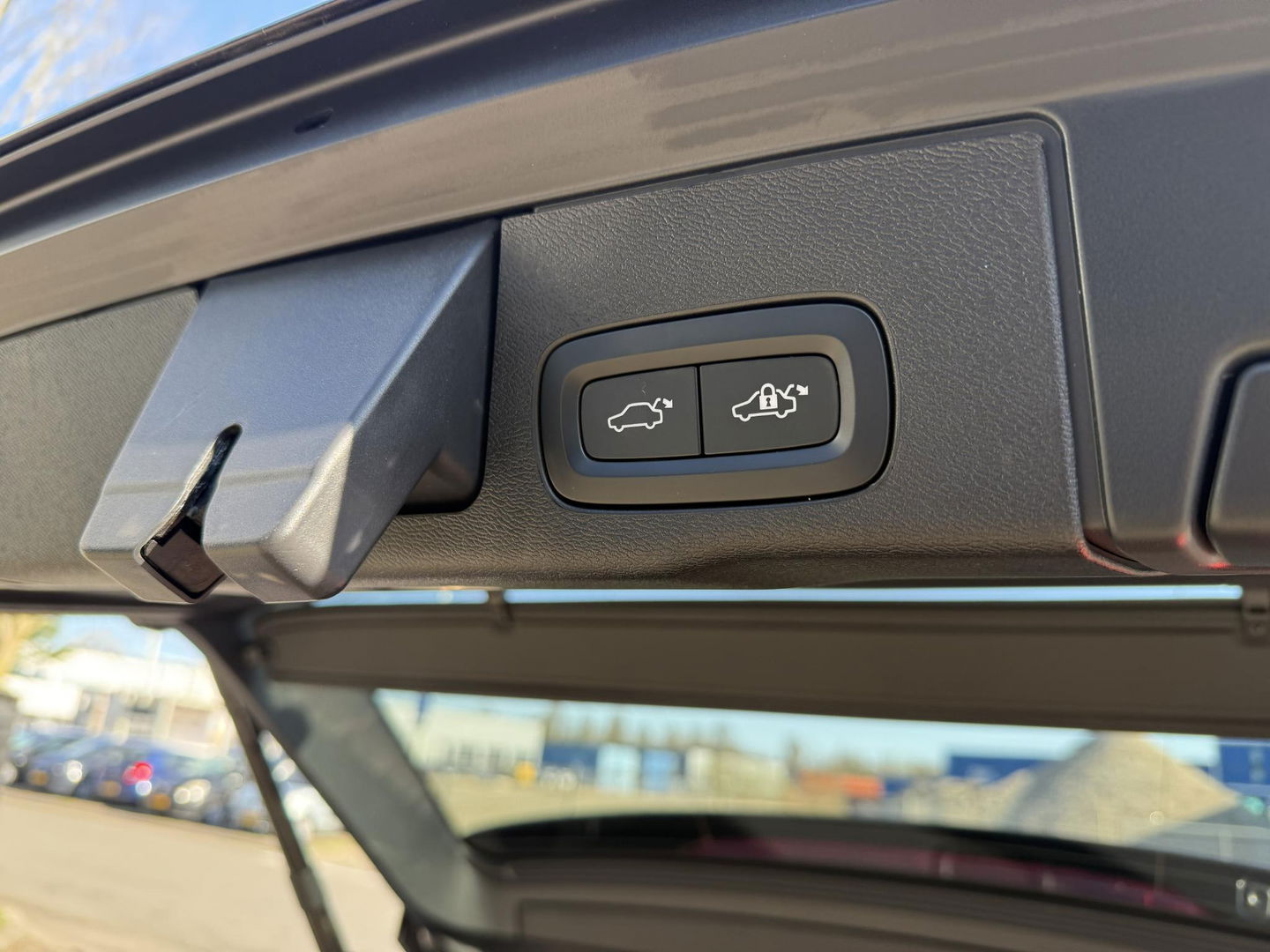 Volvo XC60 2.0 T6 Plug-in hybrid AWD Plus Black Edition luchtvering l 360 rijklaarprijs