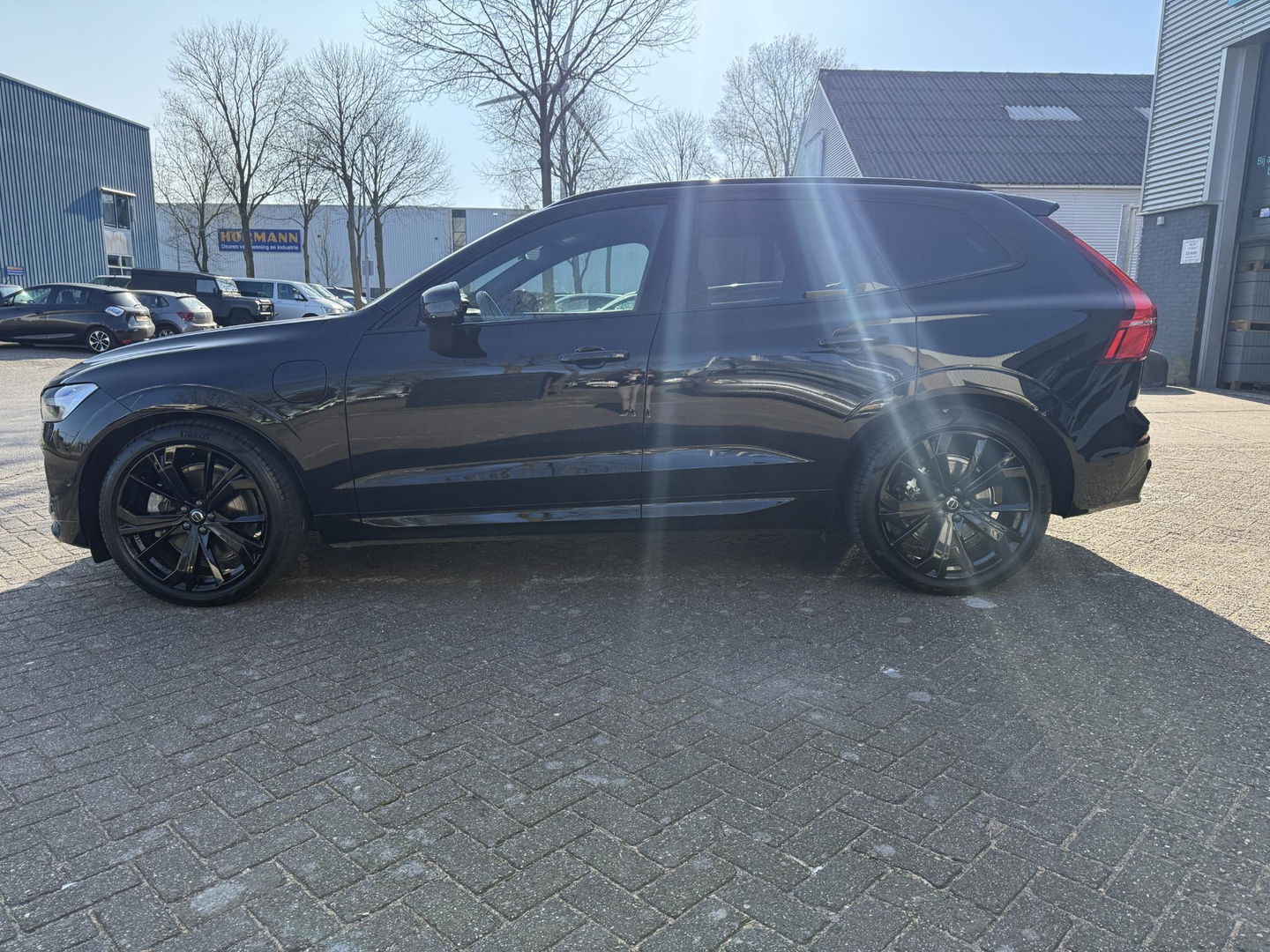 Volvo XC60 2.0 T6 Plug-in hybrid AWD Plus Black Edition luchtvering l 360 rijklaarprijs