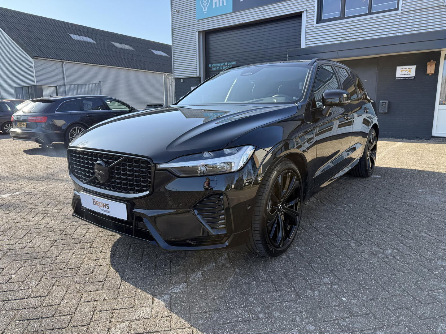 Volvo XC60 2.0 T6 Plug-in hybrid AWD Plus Black Edition luchtvering l 360 rijklaarprijs