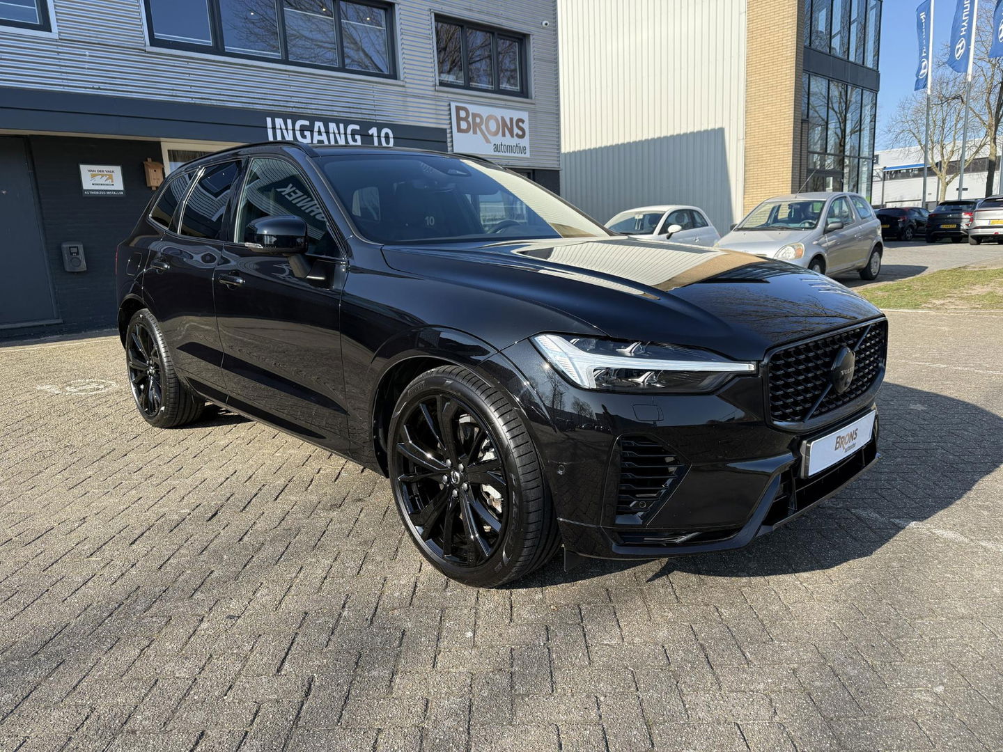 Volvo XC60 2.0 T6 Plug-in hybrid AWD Plus Black Edition luchtvering l 360 rijklaarprijs
