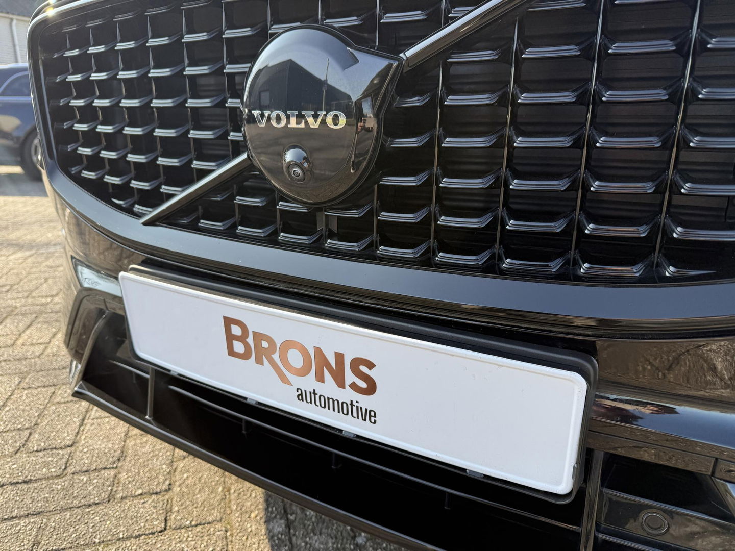 Volvo XC60 2.0 T6 Plug-in hybrid AWD Plus Black Edition luchtvering l 360 rijklaarprijs