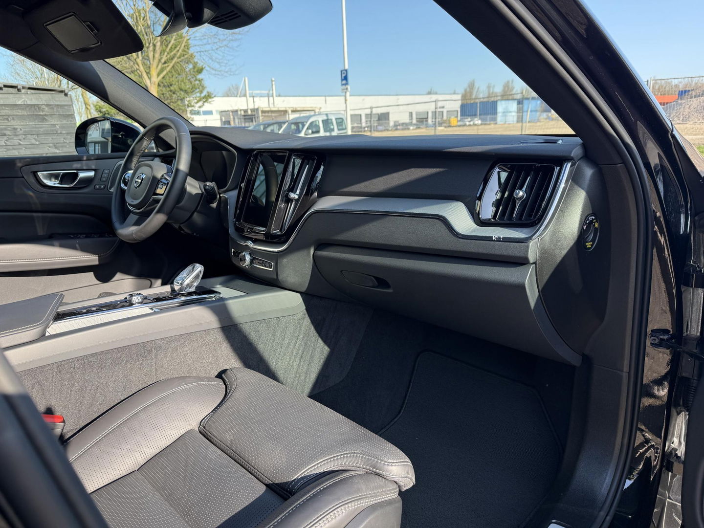 Volvo XC60 2.0 T6 Plug-in hybrid AWD Plus Black Edition luchtvering l 360 rijklaarprijs
