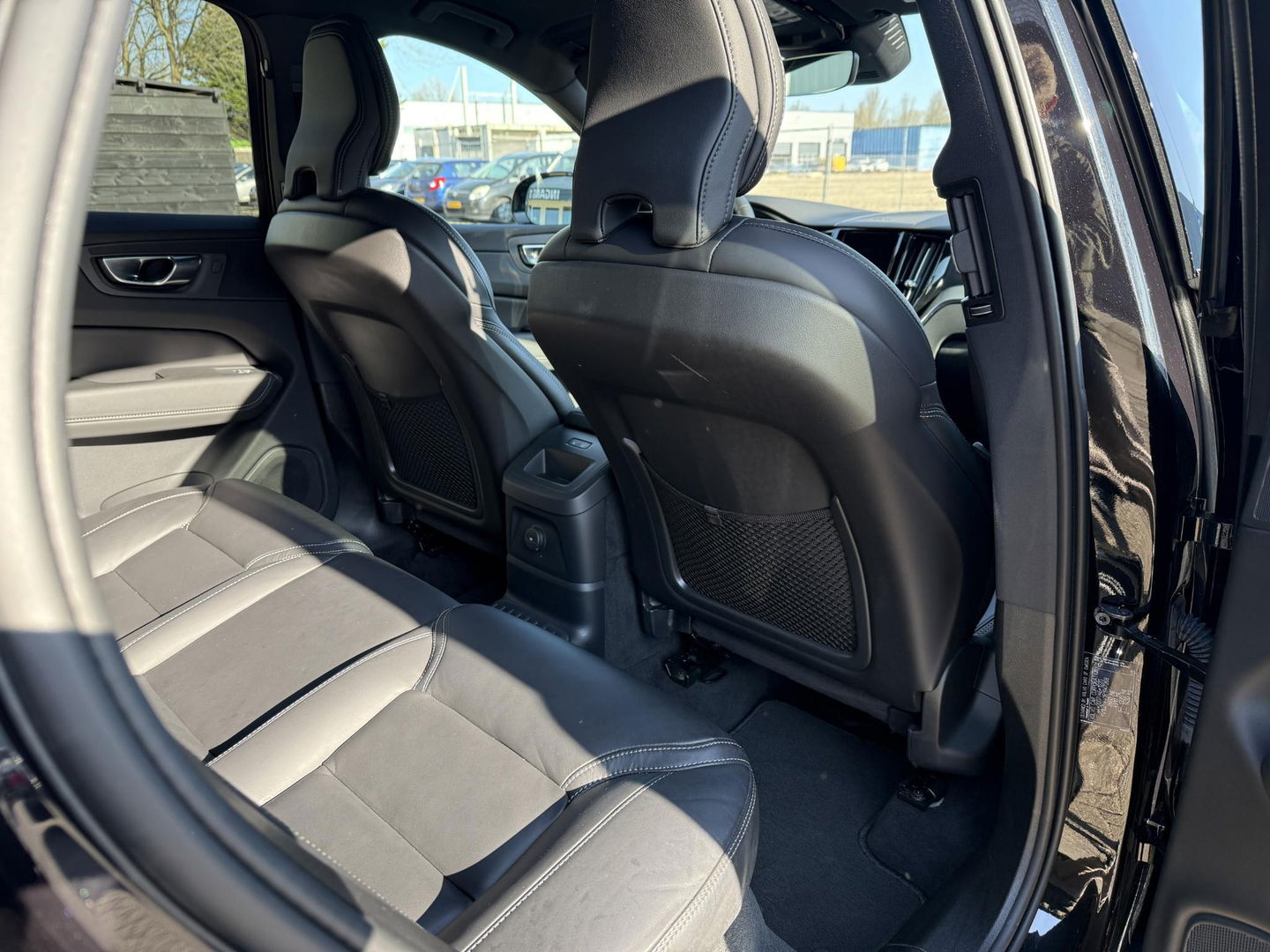 Volvo XC60 2.0 T6 Plug-in hybrid AWD Plus Black Edition luchtvering l 360 rijklaarprijs