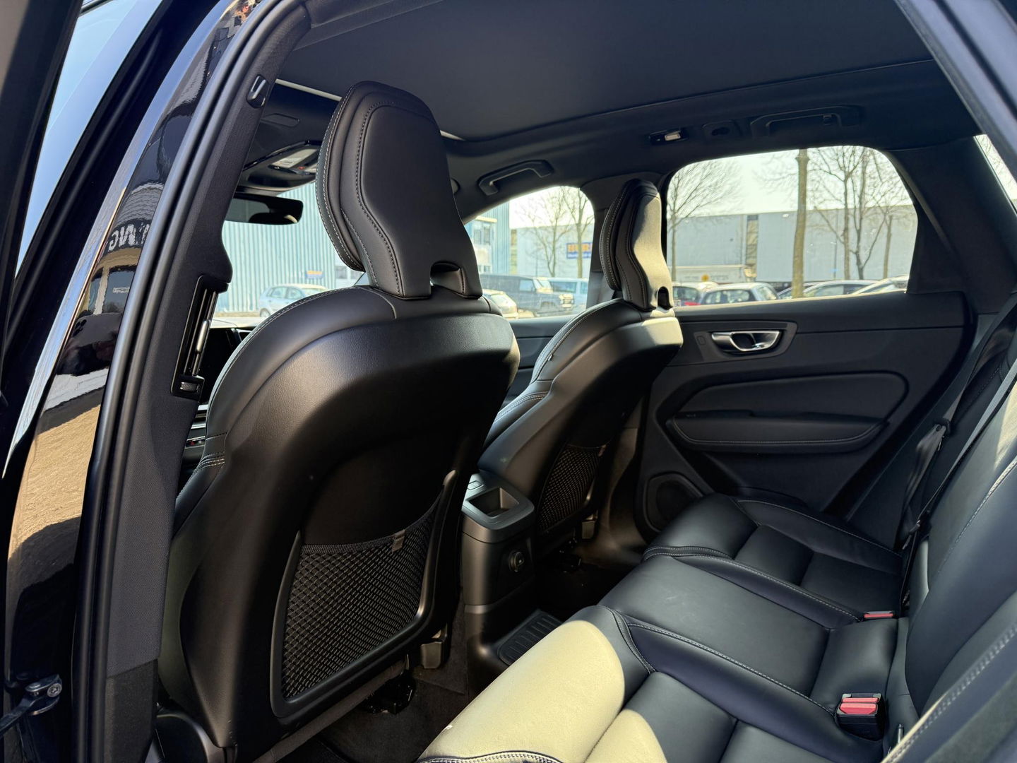 Volvo XC60 2.0 T6 Plug-in hybrid AWD Plus Black Edition luchtvering l 360 rijklaarprijs