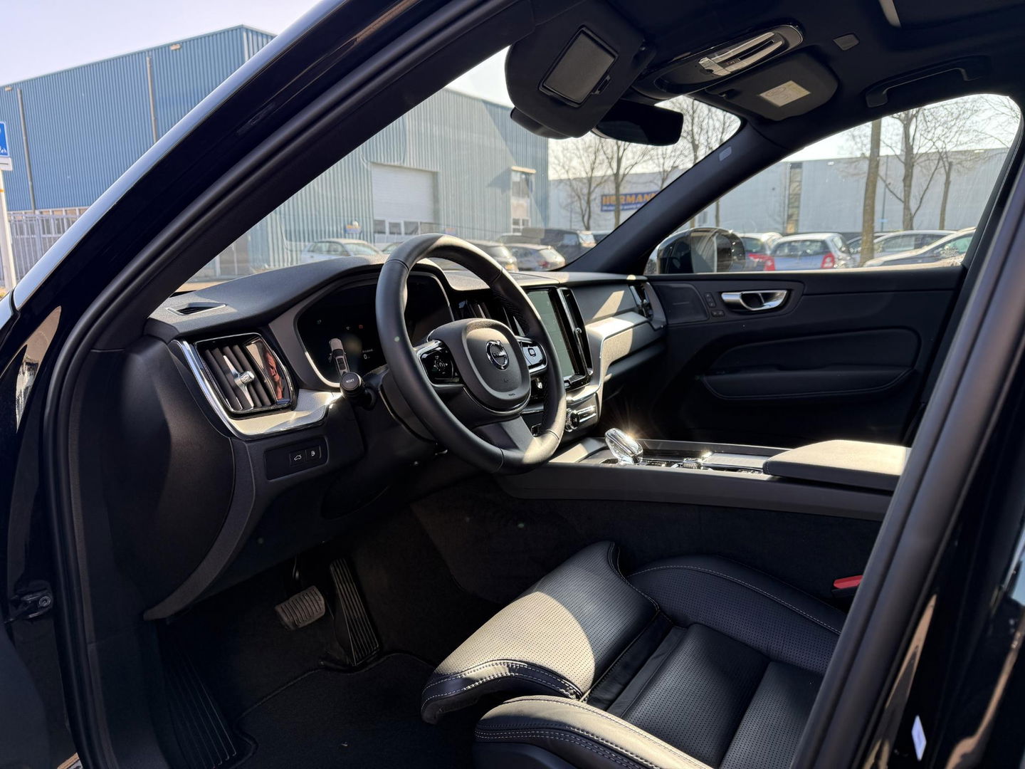 Volvo XC60 2.0 T6 Plug-in hybrid AWD Plus Black Edition luchtvering l 360 rijklaarprijs