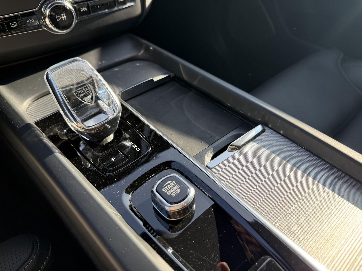 Volvo XC60 2.0 T6 Plug-in hybrid AWD Plus Black Edition luchtvering l 360 rijklaarprijs