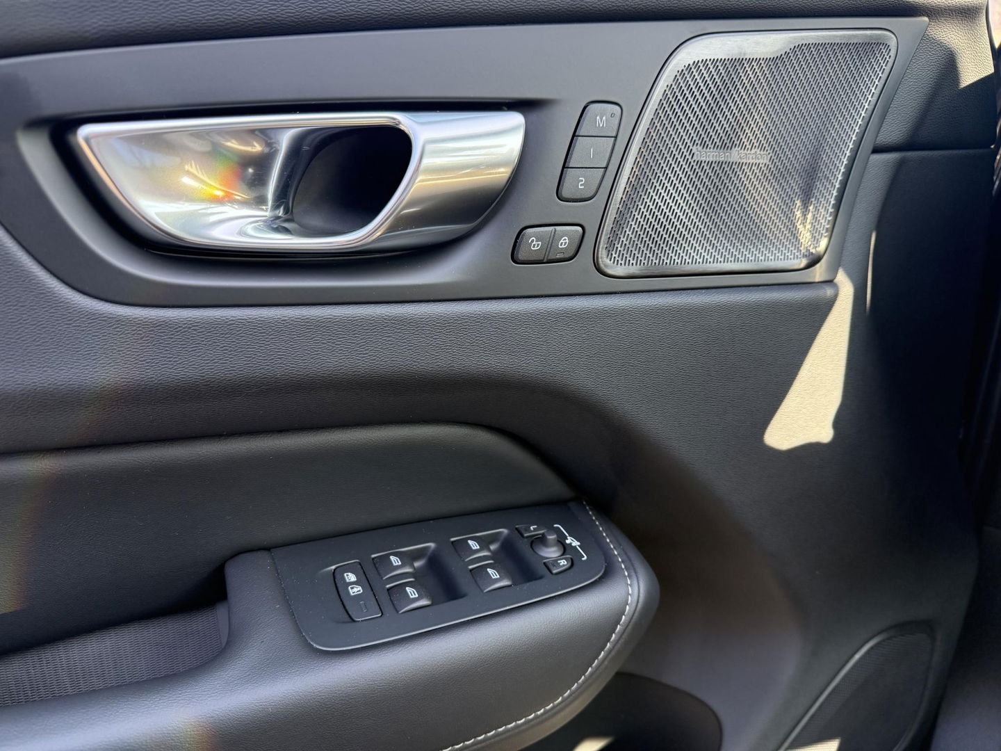 Volvo XC60 2.0 T6 Plug-in hybrid AWD Plus Black Edition luchtvering l 360 rijklaarprijs