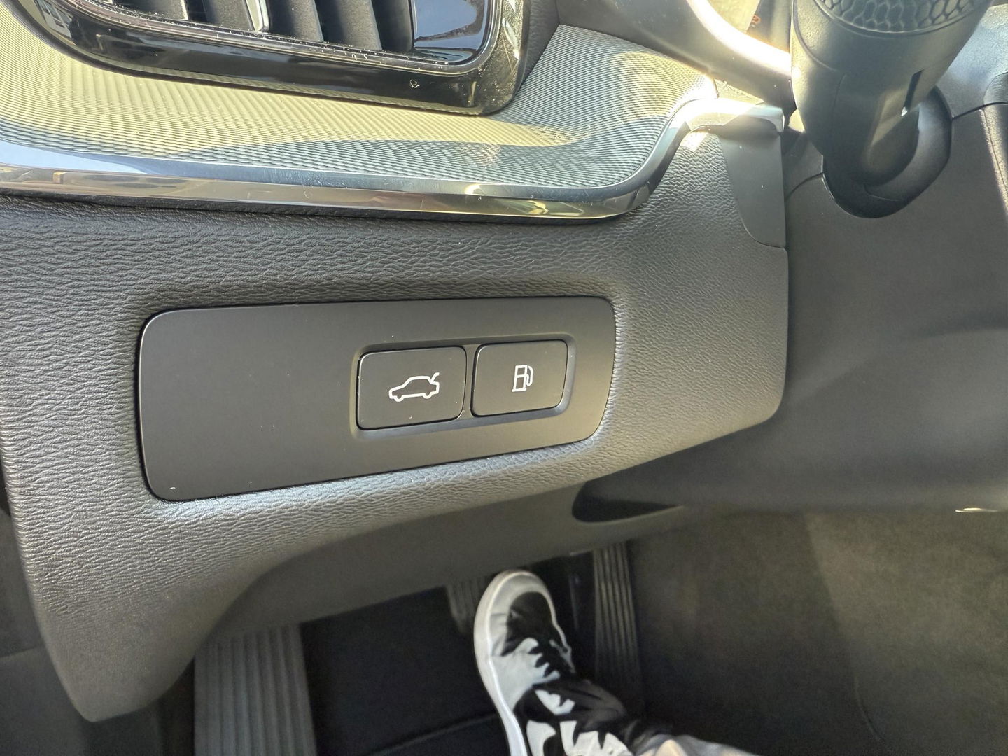 Volvo XC60 2.0 T6 Plug-in hybrid AWD Plus Black Edition luchtvering l 360 rijklaarprijs
