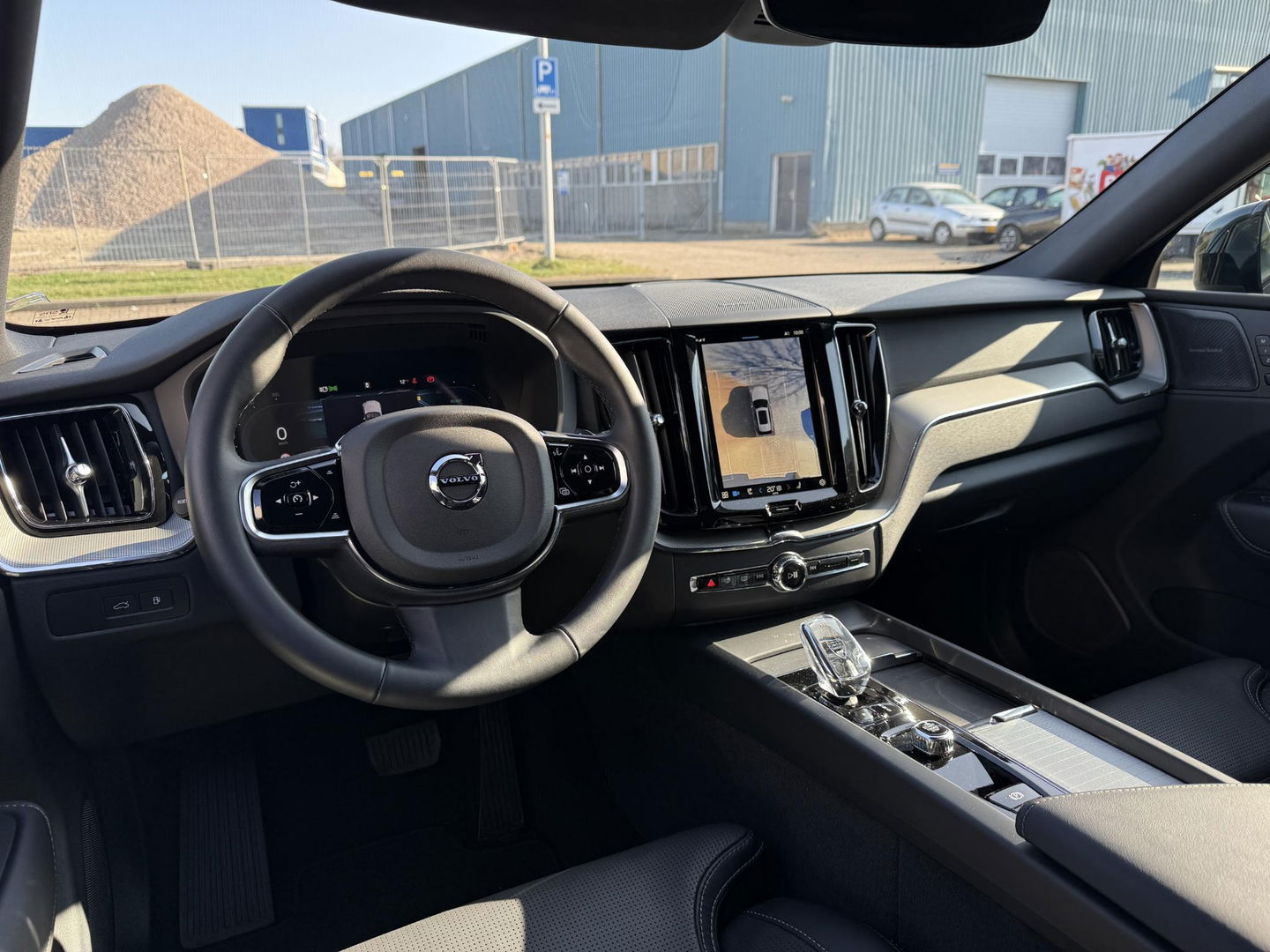 Volvo XC60 2.0 T6 Plug-in hybrid AWD Plus Black Edition luchtvering l 360 rijklaarprijs