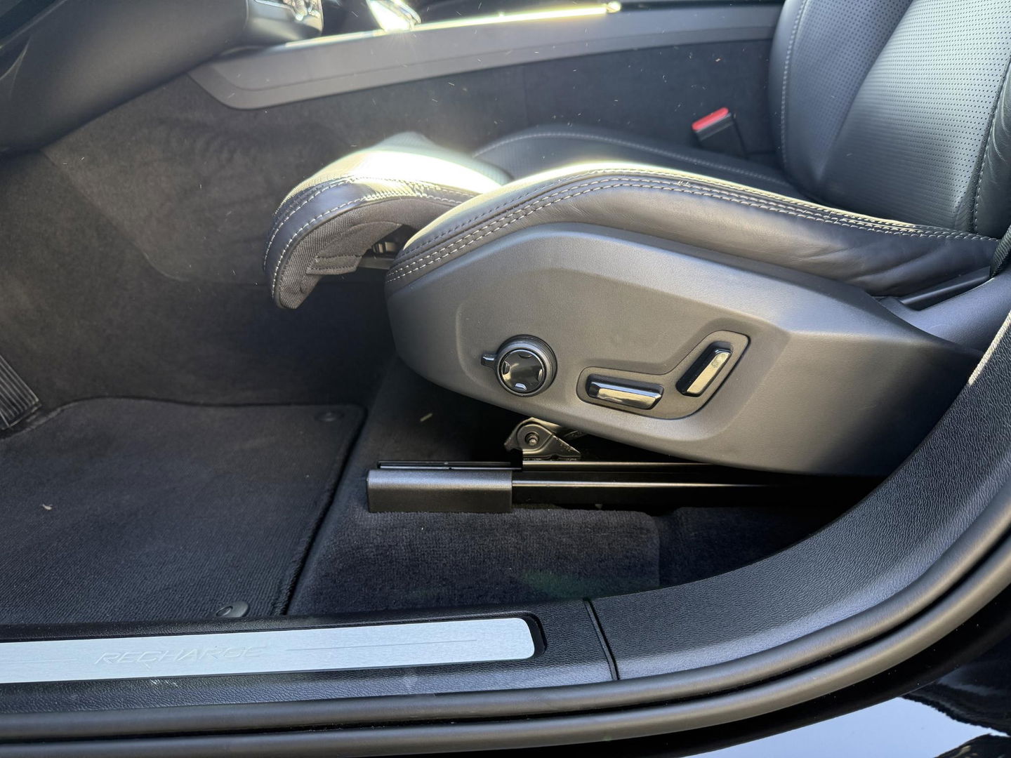 Volvo XC60 2.0 T6 Plug-in hybrid AWD Plus Black Edition luchtvering l 360 rijklaarprijs