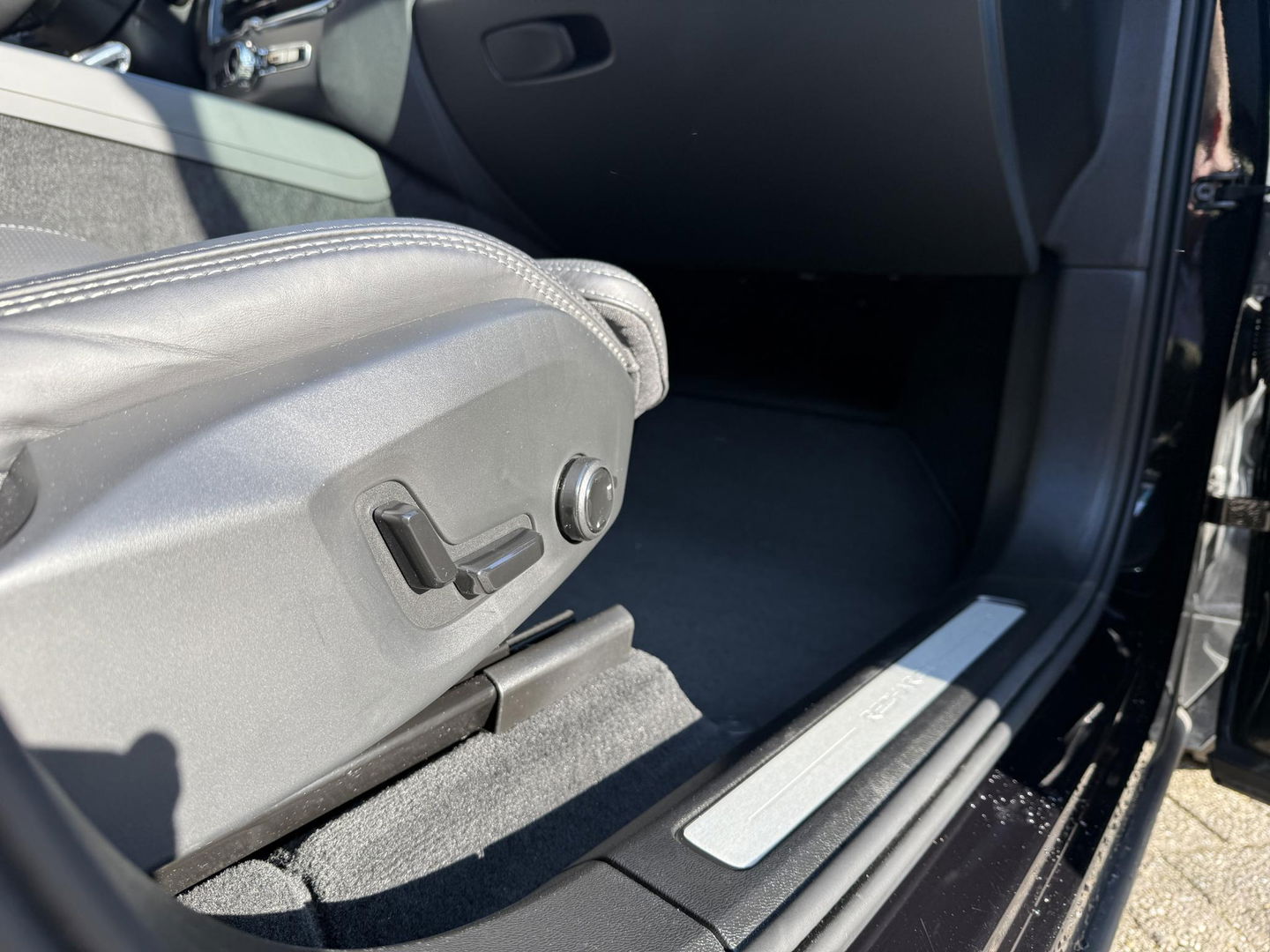 Volvo XC60 2.0 T6 Plug-in hybrid AWD Plus Black Edition luchtvering l 360 rijklaarprijs