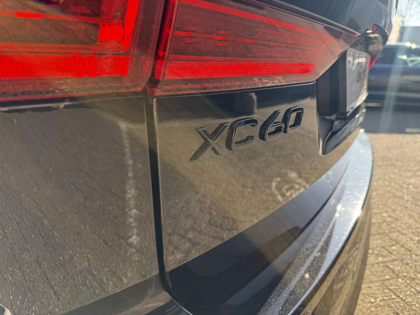 Volvo XC60 2.0 T6 Plug-in hybrid AWD Plus Black Edition luchtvering l 360 rijklaarprijs
