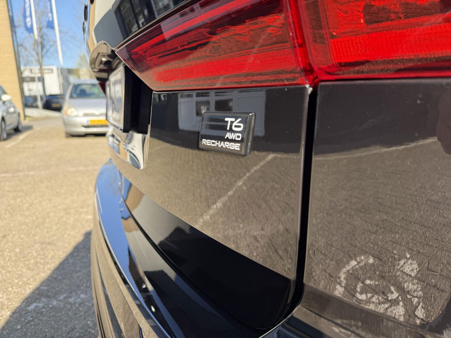 Volvo XC60 2.0 T6 Plug-in hybrid AWD Plus Black Edition luchtvering l 360 rijklaarprijs
