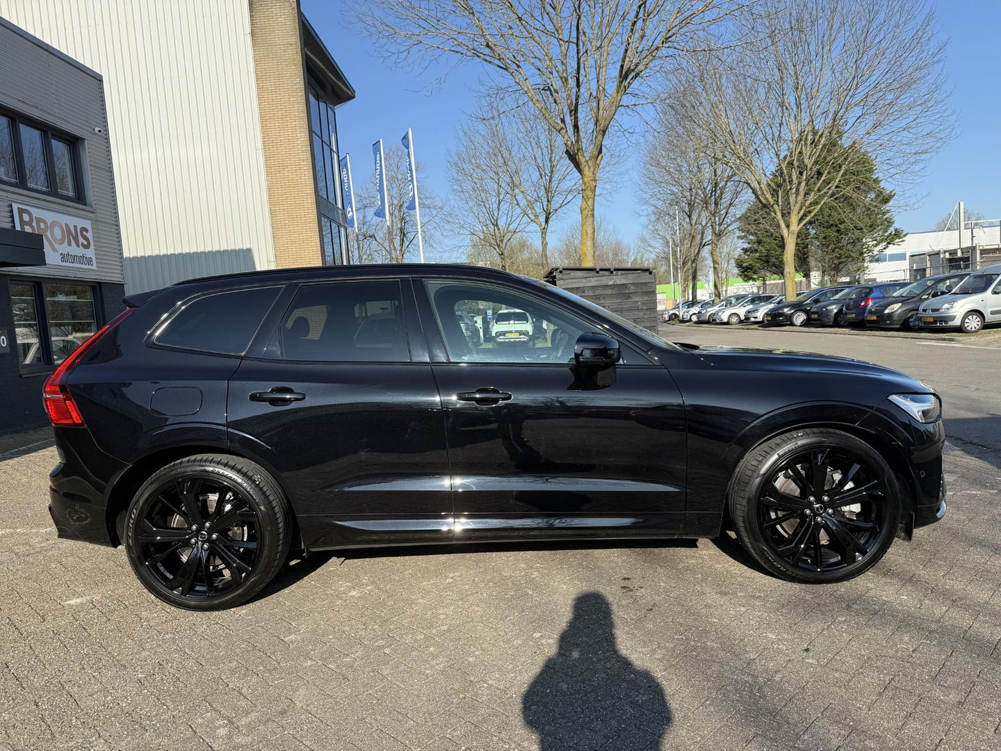 Volvo XC60 2.0 T6 Plug-in hybrid AWD Plus Black Edition luchtvering l 360 rijklaarprijs