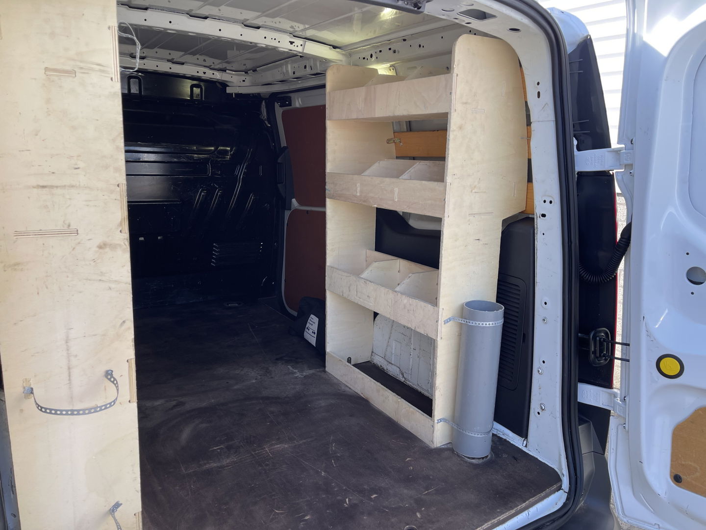 Ford Transit Connect 1.5 TDCI L2 Economy Edition / euro 6 / bpm vrij / vaste prijs rijklaar € 8950 ex btw / lease vanaf € 202 / airco / trekhaak / imperial / ingerichte laadruimte