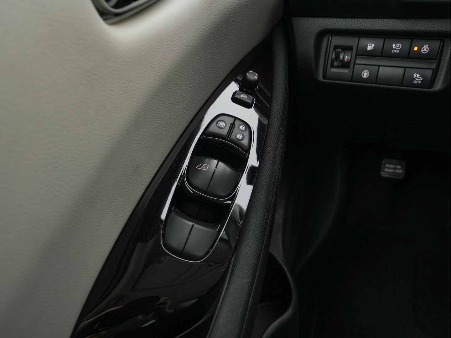 Nissan Leaf N-Connecta 40 kWh (INCL-BTW)  Aut. *ADAPTIVE-CRUISE | NAVI-FULLMAP | SURROUND-VIEW | CARPLAY | KEYLESS | BLIND-SPOT |  DIGI-COCKPIT | COMFORT-SEATS | DAB | ECC | PDC | HEATED-SEATS | 17"ALU*