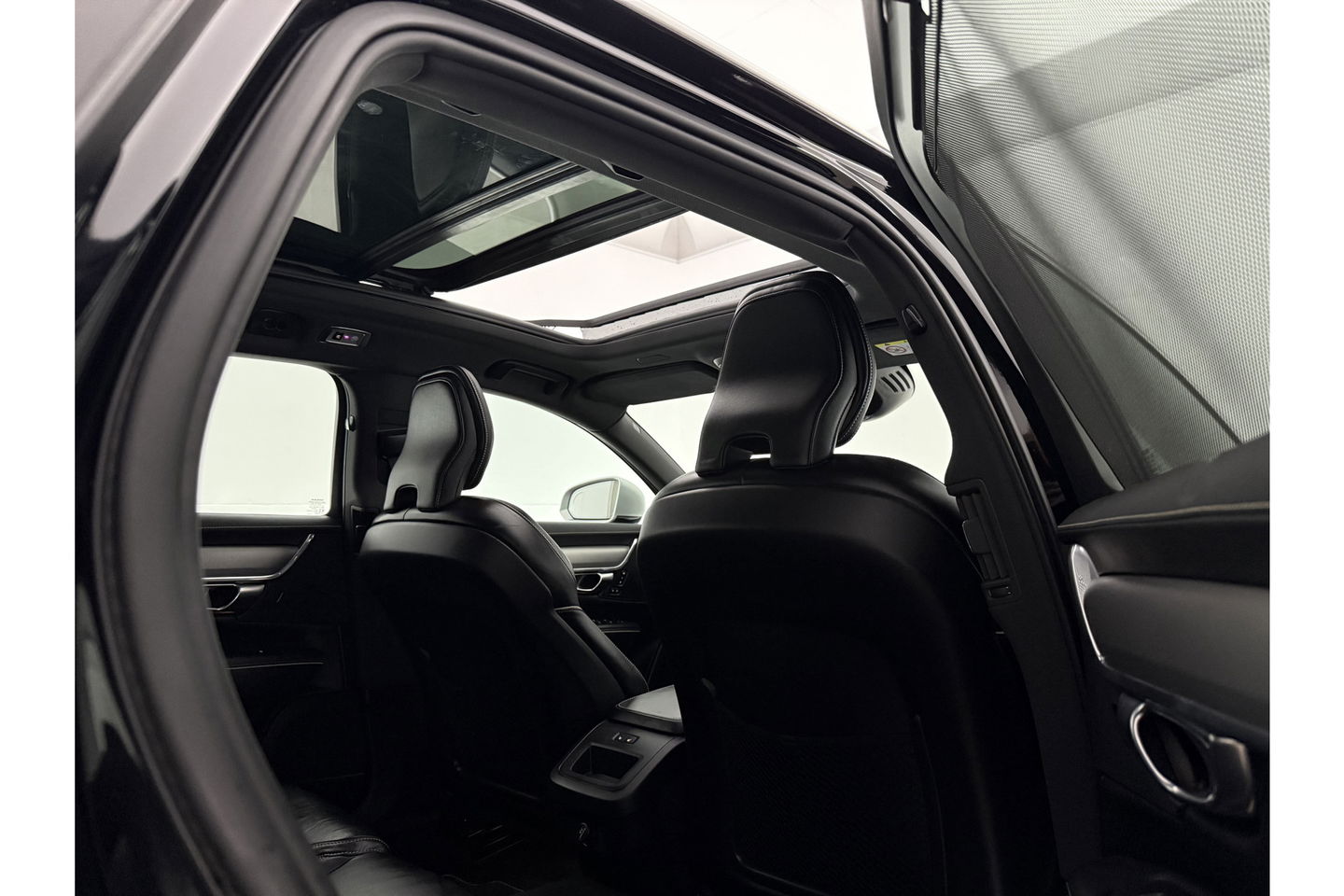 Volvo V90 2.0 T4 Business Sport 191PK Pano Sfeer Virtual Harman/Kardon Head-up LED Carplay Camera Memory-seat Clima Cruise Navi PDC 19''LMV
