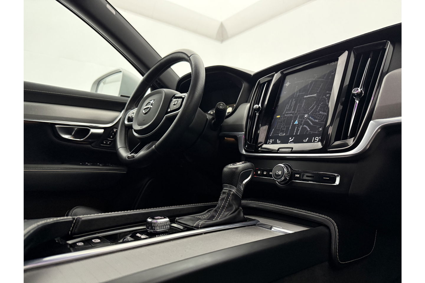 Volvo V90 2.0 T4 Business Sport 191PK Pano Sfeer Virtual Harman/Kardon Head-up LED Carplay Camera Memory-seat Clima Cruise Navi PDC 19''LMV