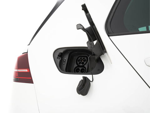 Volkswagen e-Golf E-DITION (INCL-BTW) *VIENNA-FULL-LEATHER | DIGI-COCKPIT | FULL-LED | ADAPTIVE-CRUISE | DYNAUDIO | NAVI-FULLMAP | CAMERA | DAB+ | SPORT-SEATS | HEATED-SEATS | CCS-FASTLOADER | ECC | PDC | 18''ALU*