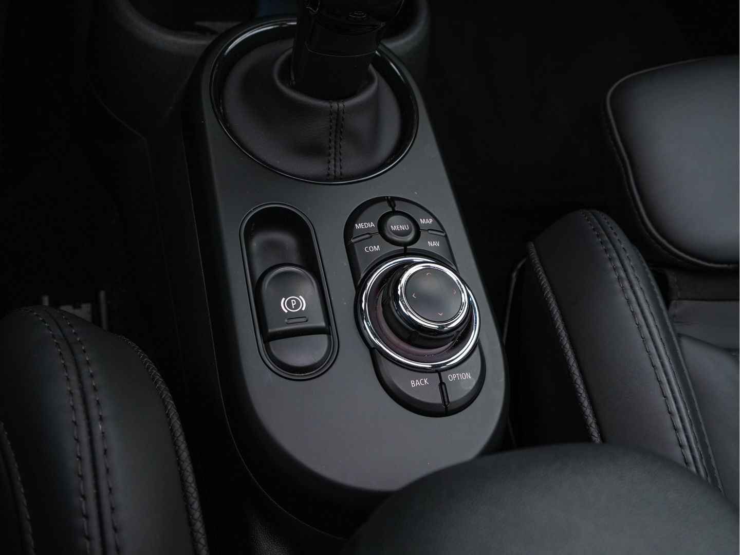 MINI Mini Electric Classic Premium Plus-Pack 33 kWh [ 3-Fase ] (INCL-BTW) Aut. *PANO | FULL-LEATHER | FULL-LED | HARMAN/KARDON-AUDIO | KEYLESS | CAMERA | SPORT-SEATS | NAVI-FULLMAP  | ECC | AMBIENT-LIGHT | DAB | DIGI-COCKPIT | PDC | 17"ALU*