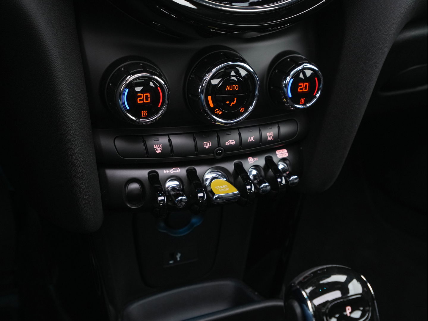 MINI Mini Electric Classic Premium Plus-Pack 33 kWh [ 3-Fase ] (INCL-BTW) Aut. *PANO | FULL-LEATHER | FULL-LED | HARMAN/KARDON-AUDIO | KEYLESS | CAMERA | SPORT-SEATS | NAVI-FULLMAP  | ECC | AMBIENT-LIGHT | DAB | DIGI-COCKPIT | PDC | 17"ALU*