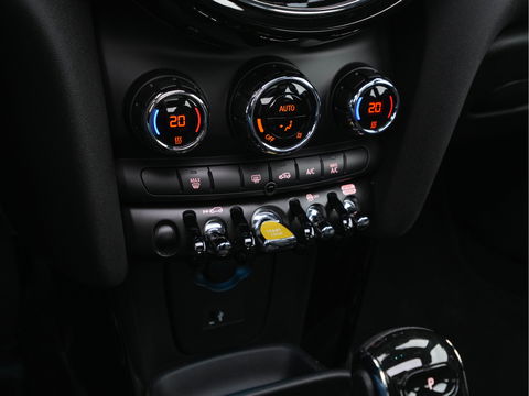 MINI Mini Electric Classic Premium Plus-Pack 33 kWh [ 3-Fase ] (INCL-BTW) Aut. *PANO | FULL-LEATHER | FULL-LED | HARMAN/KARDON-AUDIO | KEYLESS | CAMERA | SPORT-SEATS | NAVI-FULLMAP  | ECC | AMBIENT-LIGHT | DAB | DIGI-COCKPIT | PDC | 17"ALU*