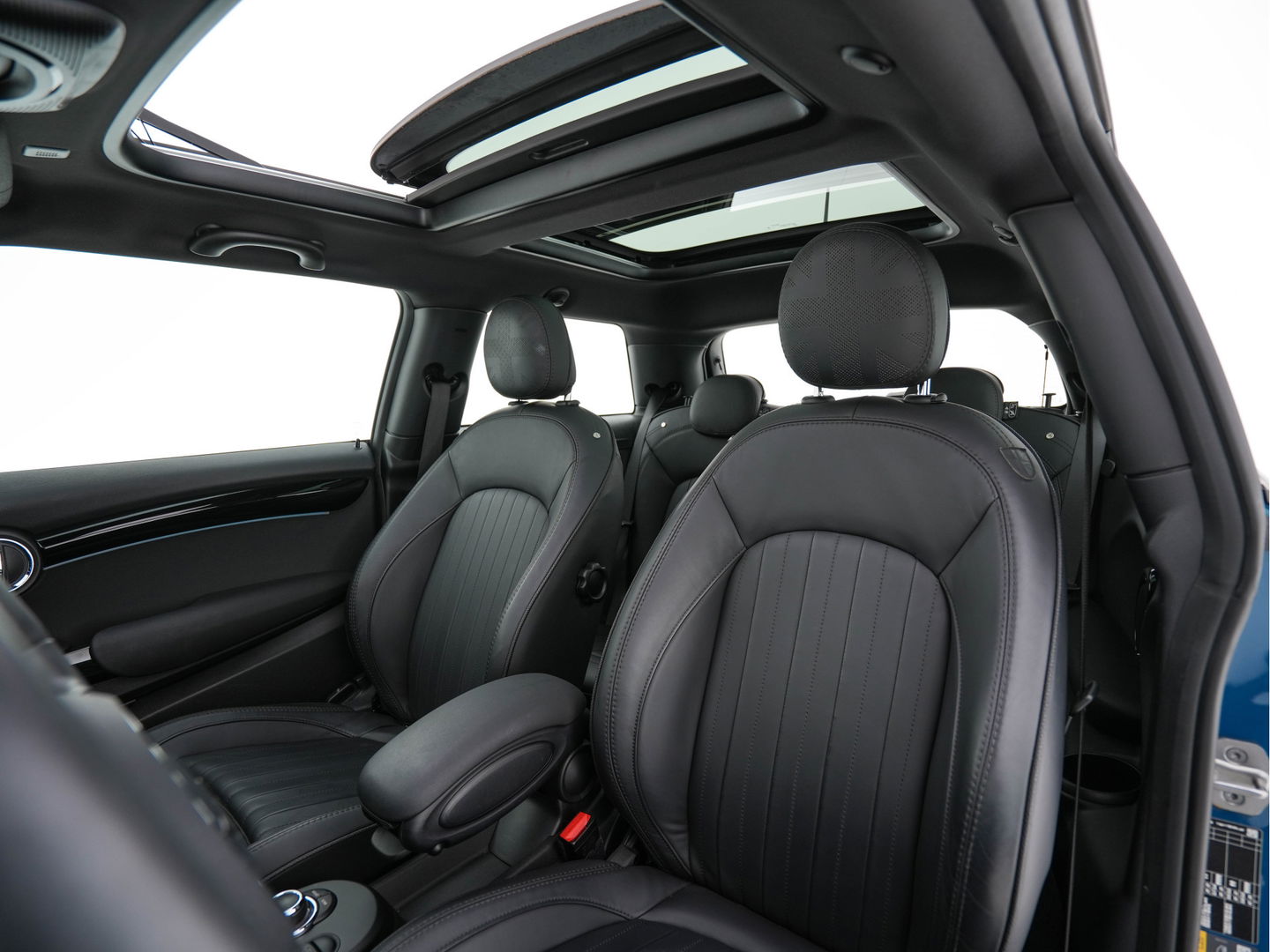MINI Mini Electric Classic Premium Plus-Pack 33 kWh [ 3-Fase ] (INCL-BTW) Aut. *PANO | FULL-LEATHER | FULL-LED | HARMAN/KARDON-AUDIO | KEYLESS | CAMERA | SPORT-SEATS | NAVI-FULLMAP  | ECC | AMBIENT-LIGHT | DAB | DIGI-COCKPIT | PDC | 17"ALU*