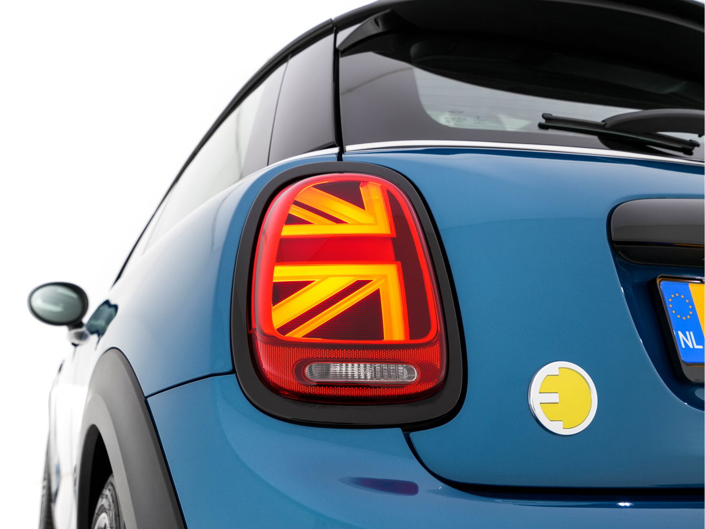 MINI Mini Electric Classic Premium Plus-Pack 33 kWh [ 3-Fase ] (INCL-BTW) Aut. *PANO | FULL-LEATHER | FULL-LED | HARMAN/KARDON-AUDIO | KEYLESS | CAMERA | SPORT-SEATS | NAVI-FULLMAP  | ECC | AMBIENT-LIGHT | DAB | DIGI-COCKPIT | PDC | 17"ALU*