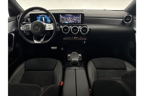 Mercedes-Benz CLA-Klasse 180 AMG Camera LED Virtual Trekhaak Clima Cruise Navi PDC 18"LMV