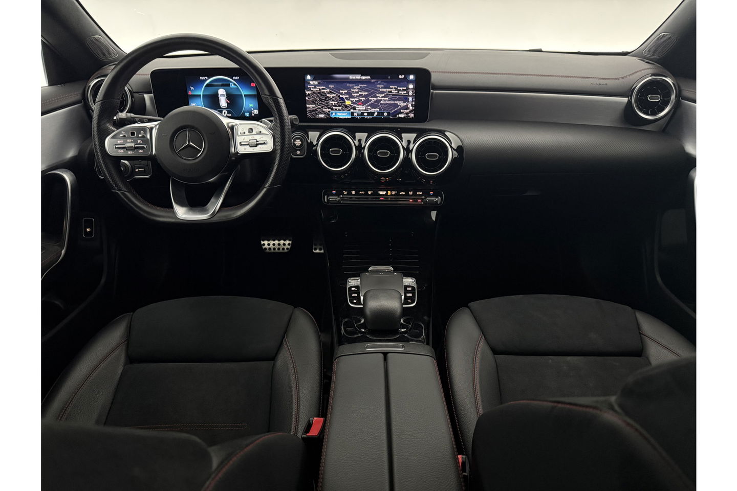 Mercedes-Benz CLA-Klasse 180 AMG Camera LED Virtual Trekhaak Clima Cruise Navi PDC 18"LMV