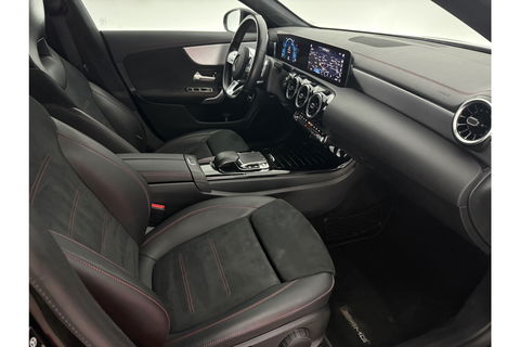 Mercedes-Benz CLA-Klasse 180 AMG Camera LED Virtual Trekhaak Clima Cruise Navi PDC 18"LMV