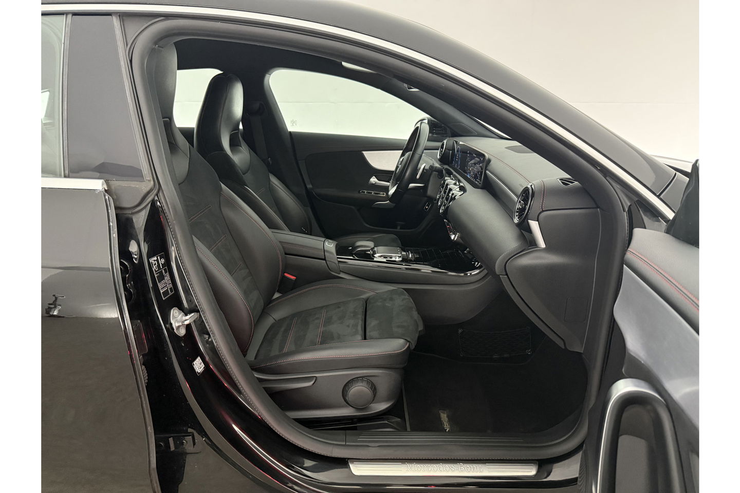 Mercedes-Benz CLA-Klasse 180 AMG Camera LED Virtual Trekhaak Clima Cruise Navi PDC 18"LMV