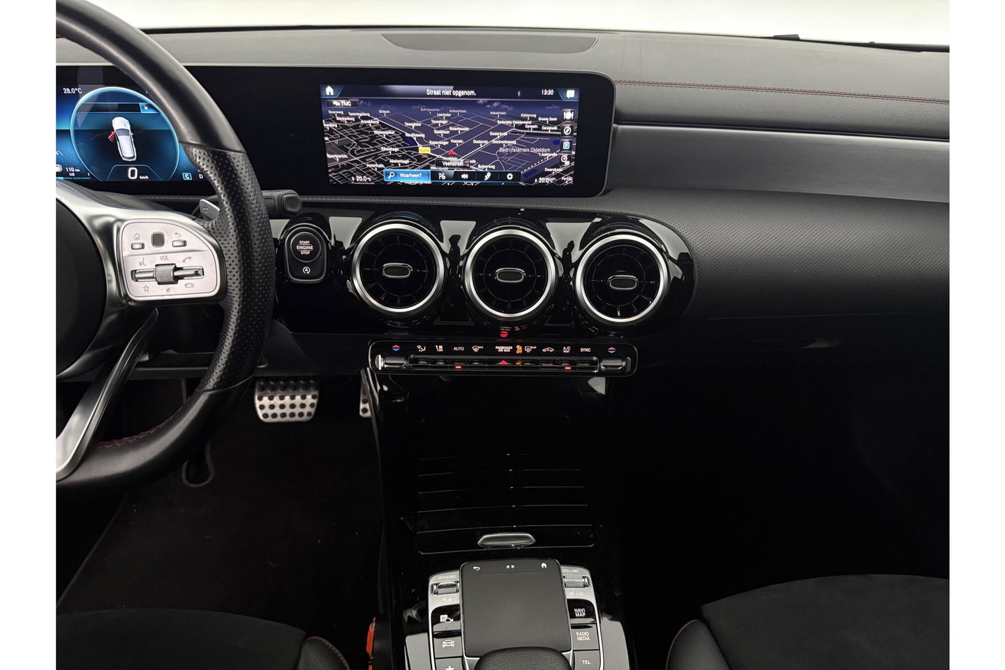 Mercedes-Benz CLA-Klasse 180 AMG Camera LED Virtual Trekhaak Clima Cruise Navi PDC 18"LMV