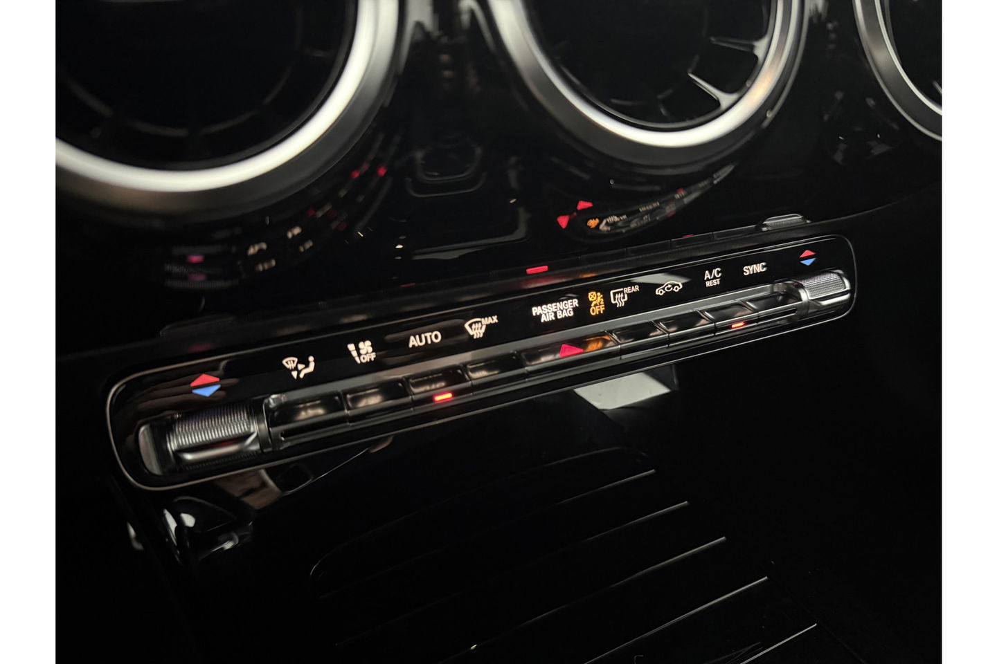 Mercedes-Benz CLA-Klasse 180 AMG Camera LED Virtual Trekhaak Clima Cruise Navi PDC 18"LMV