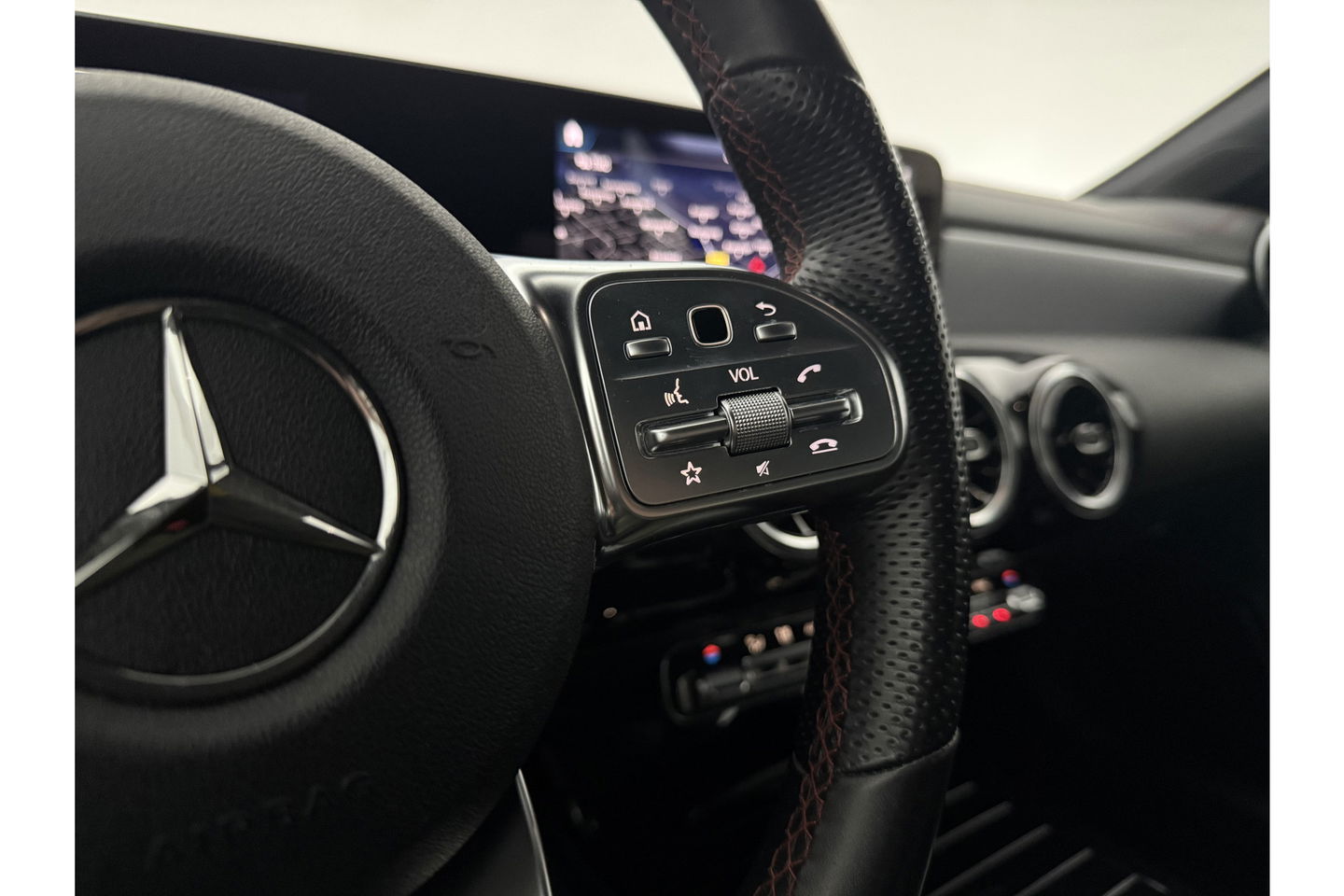 Mercedes-Benz CLA-Klasse 180 AMG Camera LED Virtual Trekhaak Clima Cruise Navi PDC 18"LMV