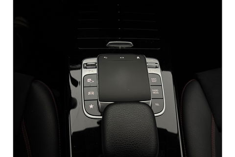Mercedes-Benz CLA-Klasse 180 AMG Camera LED Virtual Trekhaak Clima Cruise Navi PDC 18"LMV