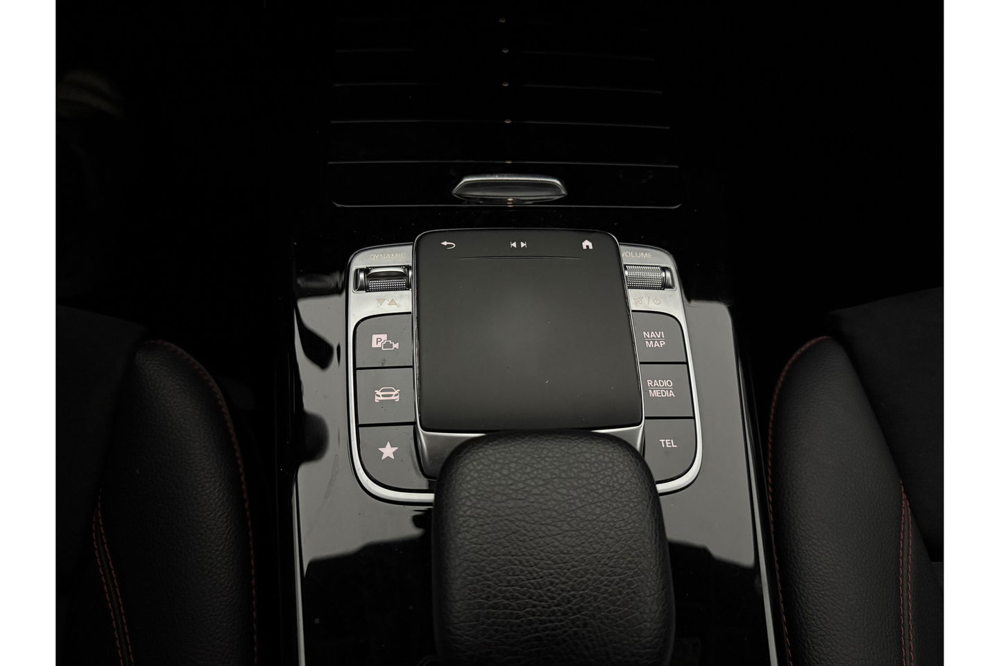 Mercedes-Benz CLA-Klasse 180 AMG Camera LED Virtual Trekhaak Clima Cruise Navi PDC 18"LMV