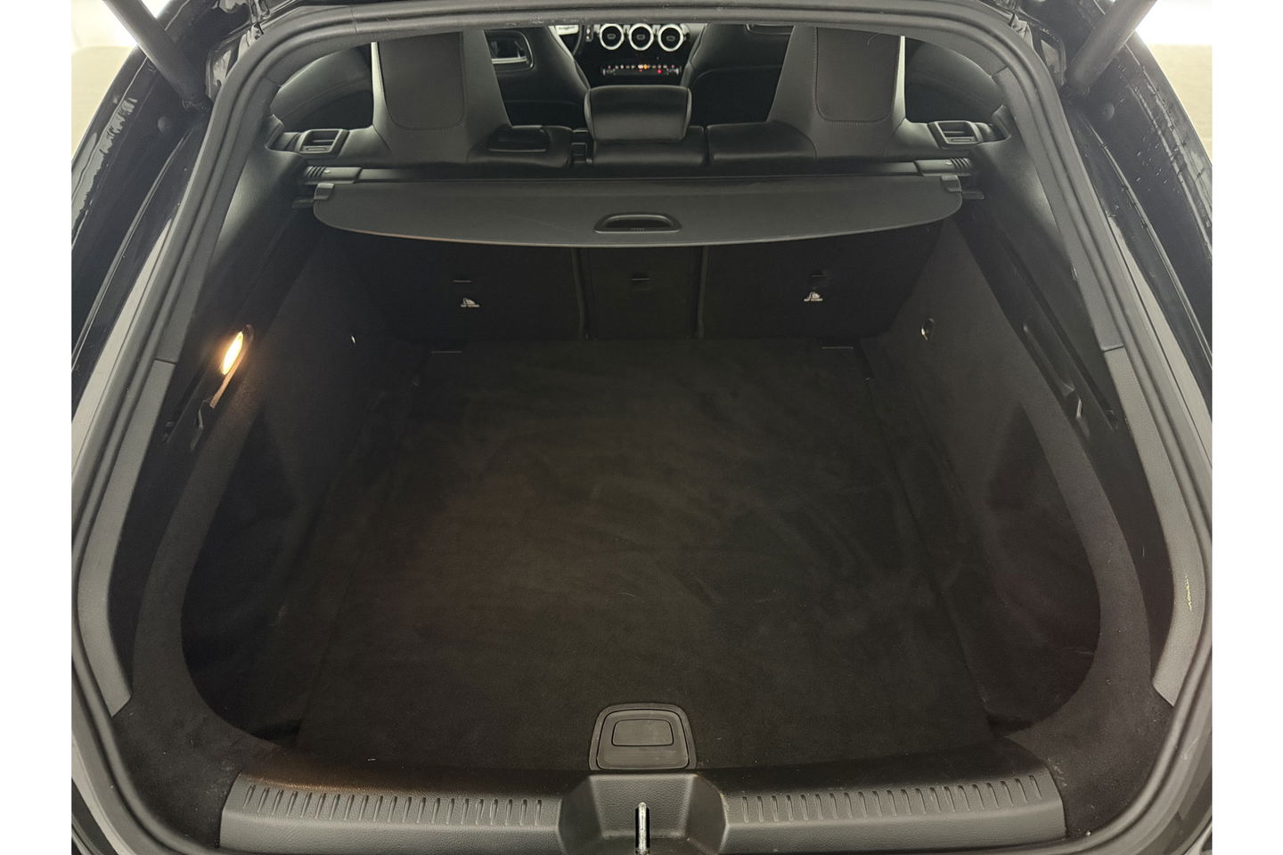 Mercedes-Benz CLA-Klasse 180 AMG Camera LED Virtual Trekhaak Clima Cruise Navi PDC 18"LMV