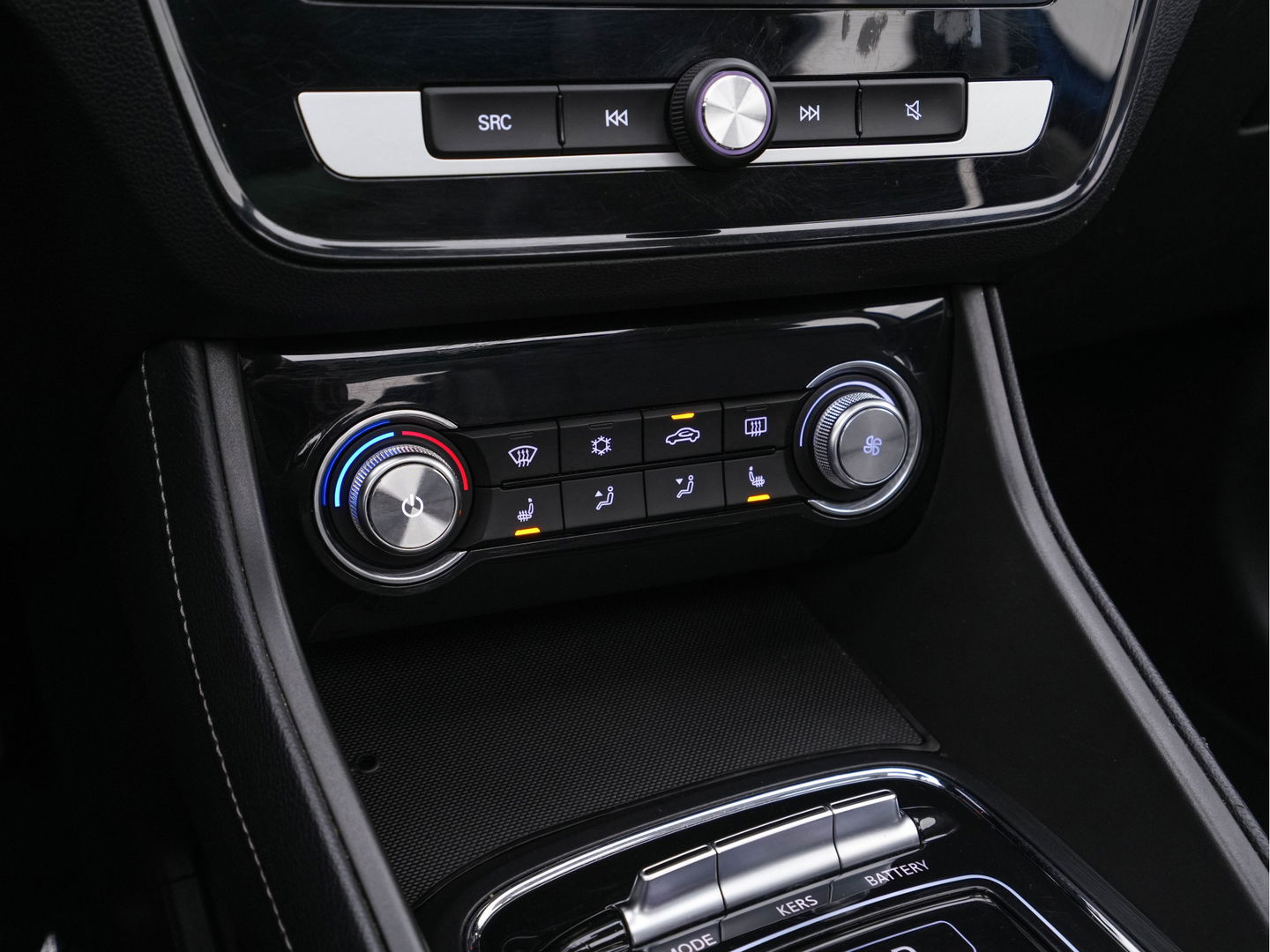 MG ZS EV Luxury 45 kWh (INCL-BTW) *PANO | FULL-LEATHER | CCS-FASTLOADER | KEYLESS | NAVI-FULLMAP | ADAPTIVE-CRUISE | CAMERA | HEATED-SEATS | CARPLAY | LANE-ASSIST | SPORT-SEATS | 17"ALU*