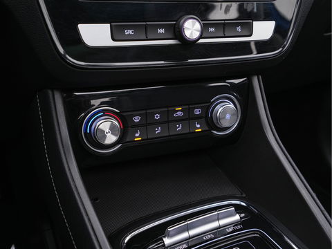 MG ZS EV Luxury 45 kWh (INCL-BTW) *PANO | FULL-LEATHER | CCS-FASTLOADER | KEYLESS | NAVI-FULLMAP | ADAPTIVE-CRUISE | CAMERA | HEATED-SEATS | CARPLAY | LANE-ASSIST | SPORT-SEATS | 17"ALU*