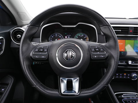 MG ZS EV Luxury 45 kWh (INCL-BTW) *PANO | FULL-LEATHER | CCS-FASTLOADER | KEYLESS | NAVI-FULLMAP | ADAPTIVE-CRUISE | CAMERA | HEATED-SEATS | CARPLAY | LANE-ASSIST | SPORT-SEATS | 17"ALU*