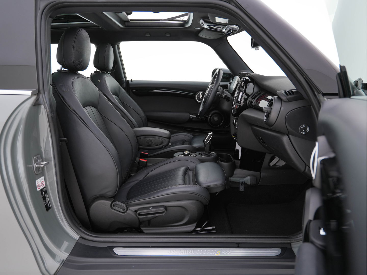 MINI Mini Electric Yours 33 kWh [ 3-Fase ] (INCL-BTW) Aut. *PANO | FULL-LEATHER | HEAD-UP | FULL-LED | HARMAN/KARDON-SOUND | KEYLESS | CAMERA | SPORT-SEATS | NAVI-FULLMAP | HEATED-SEATS | AMBIENT-LIGHT | DAB | DIGI-COCKPIT | 17"ALU*