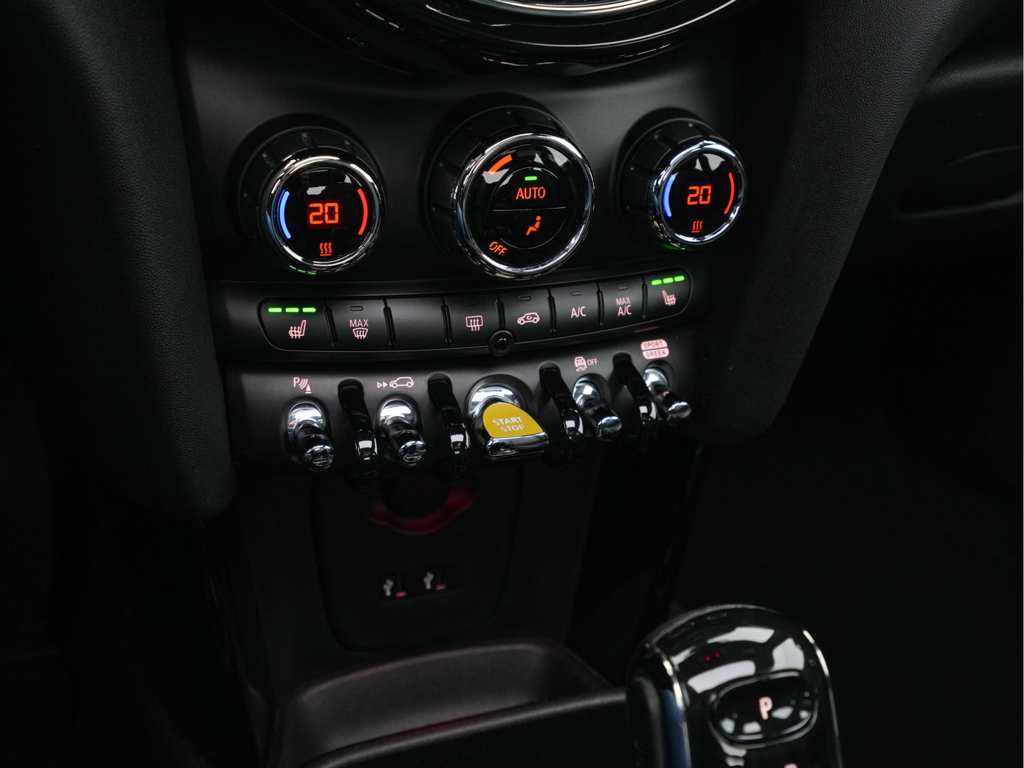 MINI Mini Electric Yours 33 kWh [ 3-Fase ] (INCL-BTW) Aut. *PANO | FULL-LEATHER | HEAD-UP | FULL-LED | HARMAN/KARDON-SOUND | KEYLESS | CAMERA | SPORT-SEATS | NAVI-FULLMAP | HEATED-SEATS | AMBIENT-LIGHT | DAB | DIGI-COCKPIT | 17"ALU*
