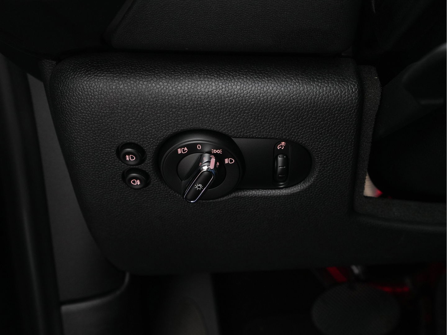 MINI Mini Electric Yours 33 kWh [ 3-Fase ] (INCL-BTW) Aut. *PANO | FULL-LEATHER | HEAD-UP | FULL-LED | HARMAN/KARDON-SOUND | KEYLESS | CAMERA | SPORT-SEATS | NAVI-FULLMAP | HEATED-SEATS | AMBIENT-LIGHT | DAB | DIGI-COCKPIT | 17"ALU*