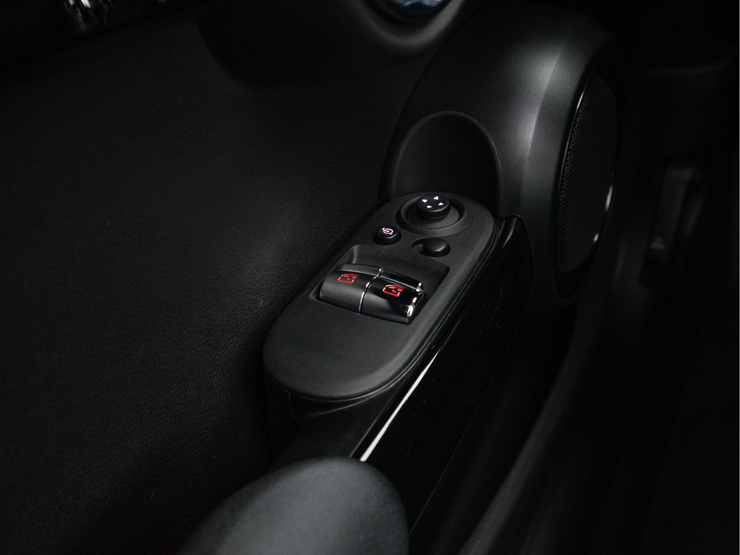 MINI Mini Electric Yours 33 kWh [ 3-Fase ] (INCL-BTW) Aut. *PANO | FULL-LEATHER | HEAD-UP | FULL-LED | HARMAN/KARDON-SOUND | KEYLESS | CAMERA | SPORT-SEATS | NAVI-FULLMAP | HEATED-SEATS | AMBIENT-LIGHT | DAB | DIGI-COCKPIT | 17"ALU*