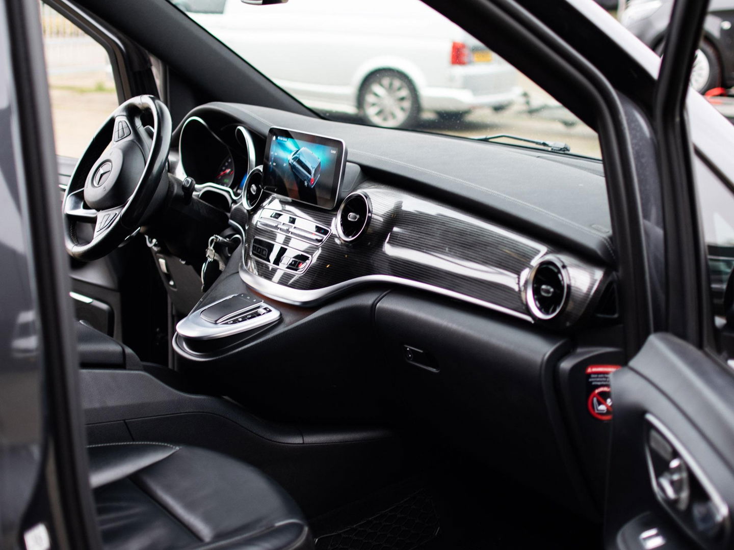Mercedes-Benz V-Klasse 300d Lang DC Avantgarde Edition 4MATIC | AMG!! | 240pk | Autom. | BOMVOL | Elektrische schuifdeuren | Cruise | Climate | Led | Leder | LMV | Camera