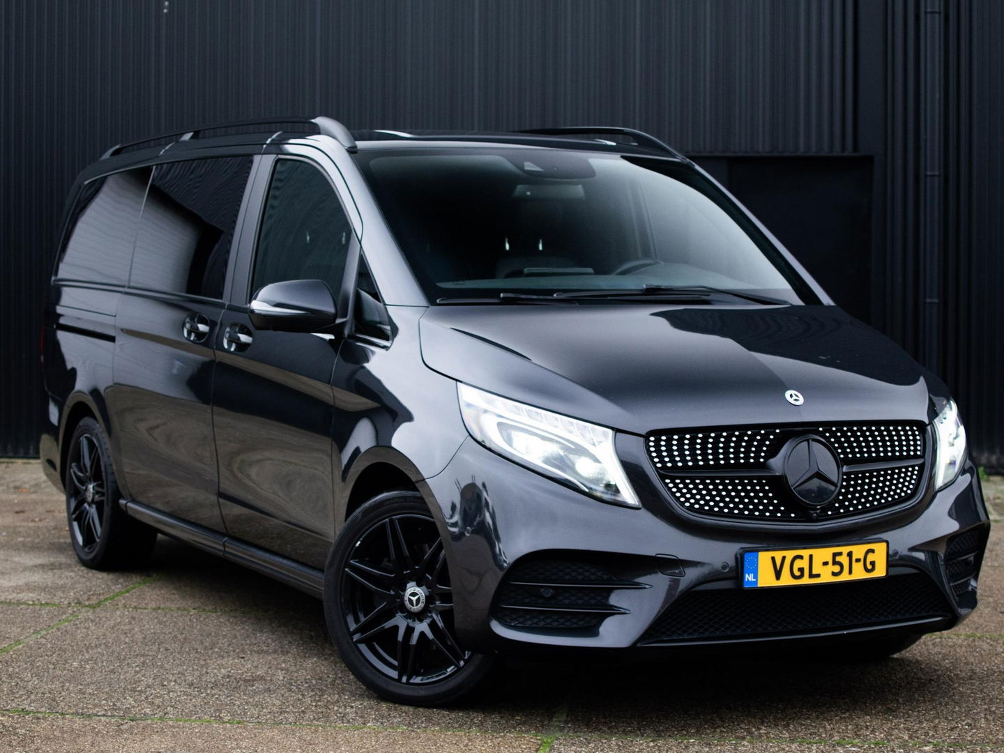 Mercedes-Benz V-Klasse 300d Lang DC Avantgarde Edition 4MATIC | AMG!! | 240pk | Autom. | BOMVOL | Elektrische schuifdeuren | Cruise | Climate | Led | Leder | LMV | Camera